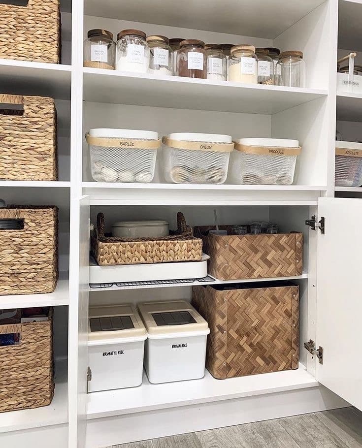 Vestina organizuoja lietuviškos šeimos svetainę — natūralios šviesos, šiltos medžiagos, tvarkingos lentynos