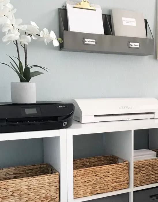 Tvarkingas atvirojo plano biuro darbo stalas su ergonomine įranga